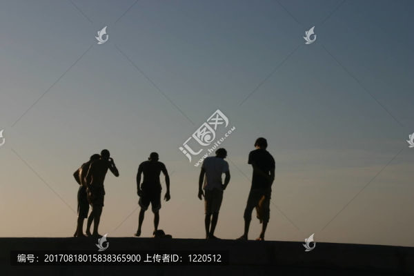 墻上的5個人