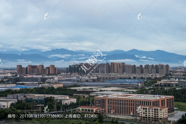 群山下的城市