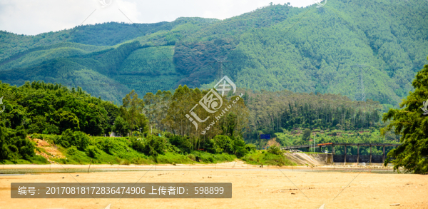 寬幅綠野青山