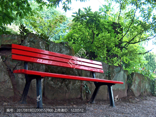 坐在公園長椅上