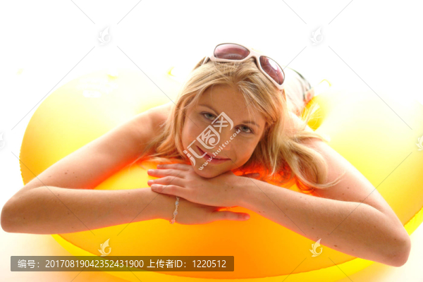 女人笑了