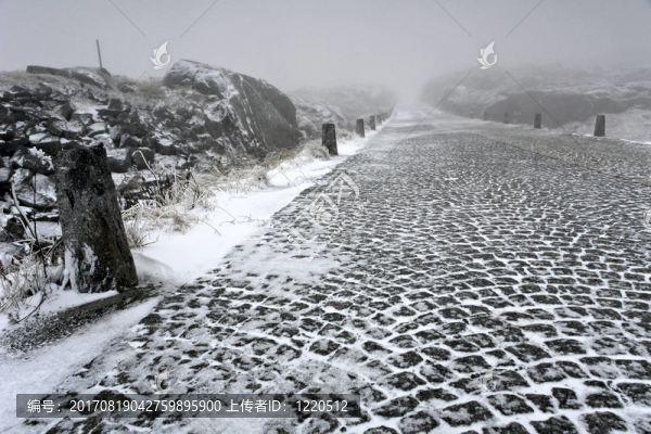 第一場(chǎng)雪在圣哥達(dá)山口-,2