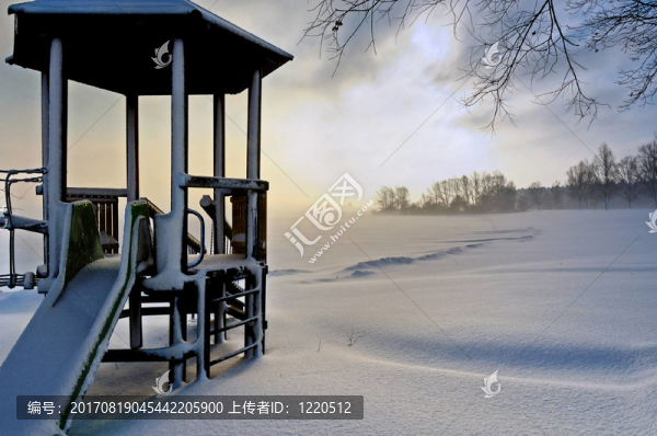 海灘上的游樂場(chǎng)，冬天