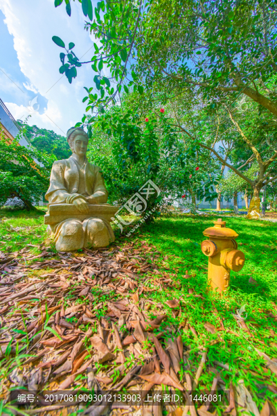 惠州學(xué)院草叢里的落葉和雕塑