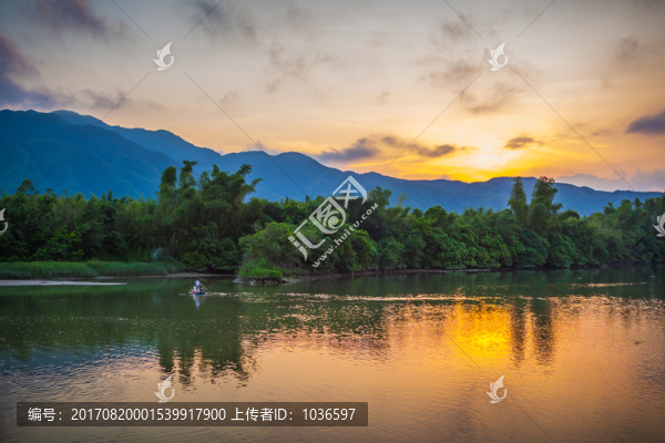 黃昏歸家的小船