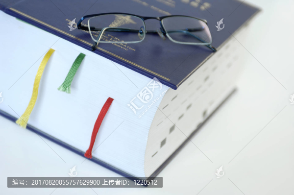 有閱讀眼鏡的非常厚的書