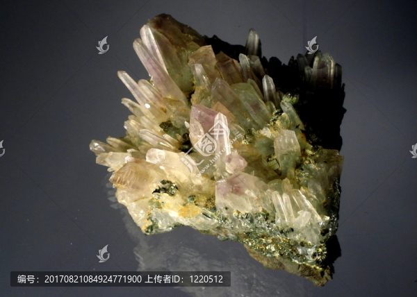 紫水晶在黃鐵礦