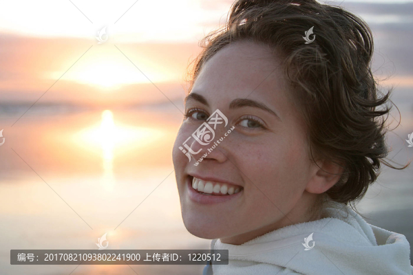 女人笑了
