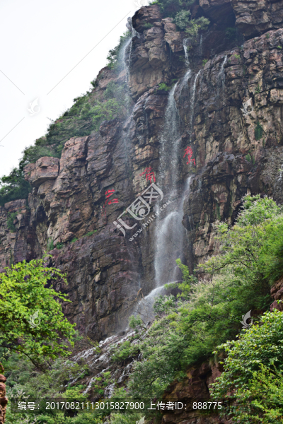 萬(wàn)安山鷹嘴巖瀑布