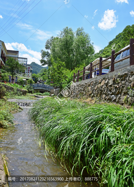 藍天下的小河流水