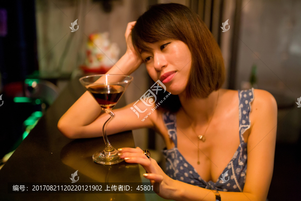 喝酒女神