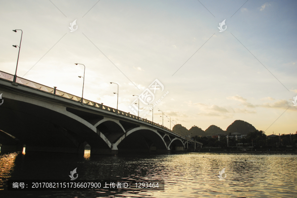 橋上日出