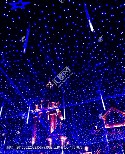 璀璨星空映襯下的城堡