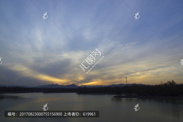 晚霞湖泊