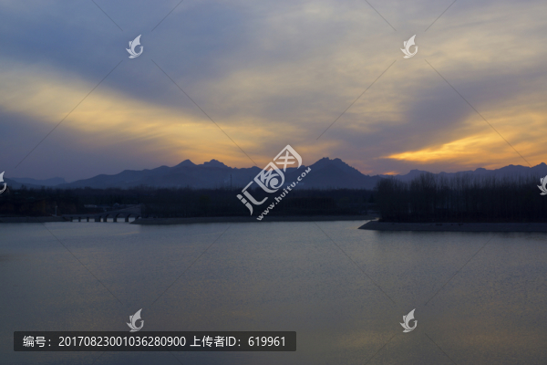 晚霞湖泊