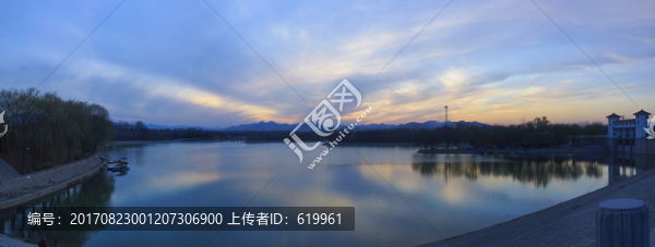 晚霞湖泊