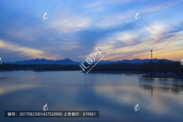 晚霞湖泊