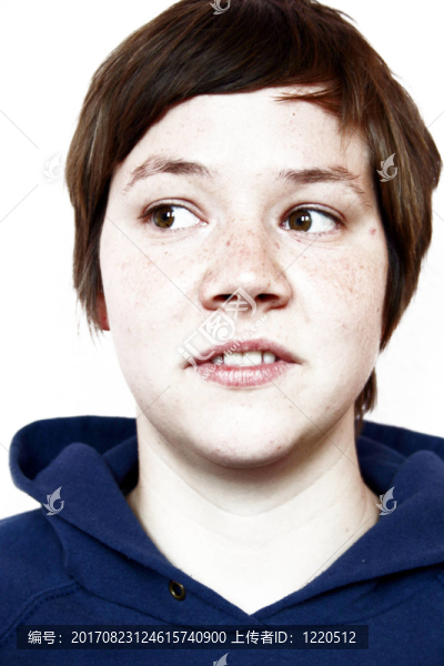 向旁邊看的女人