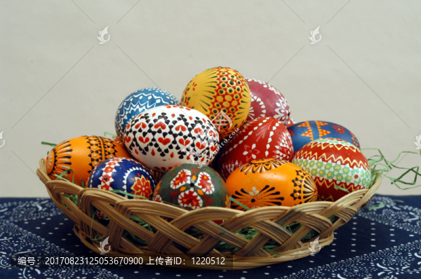 把復(fù)活節(jié)彩蛋畫在籃子里
