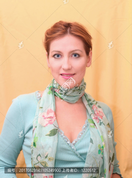 穿藍(lán)色衣服的快樂(lè)女人