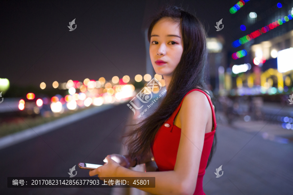 馬路上的女孩