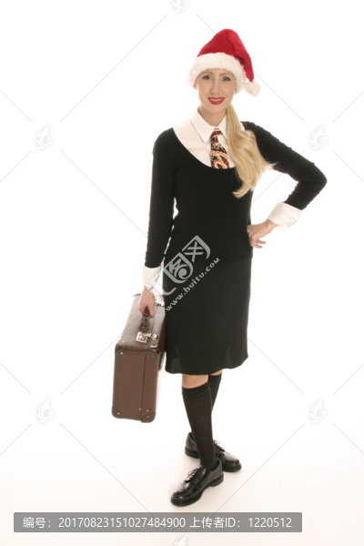 戴著行李箱和行李箱的年輕女子