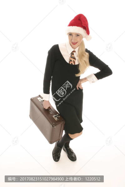 戴著行李箱和行李箱的年輕女子