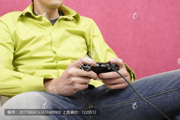 電腦游戲的年輕人