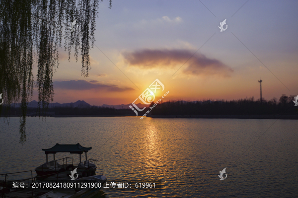 唯美湖景晚霞