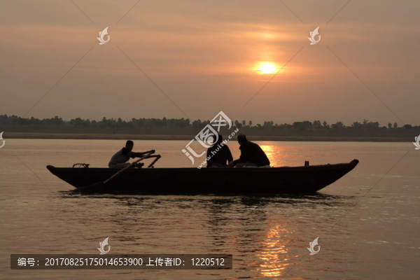 日出時(shí)在恒河上劃船