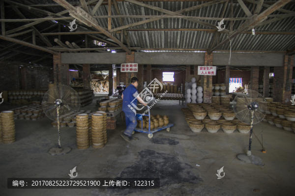 手工制陶