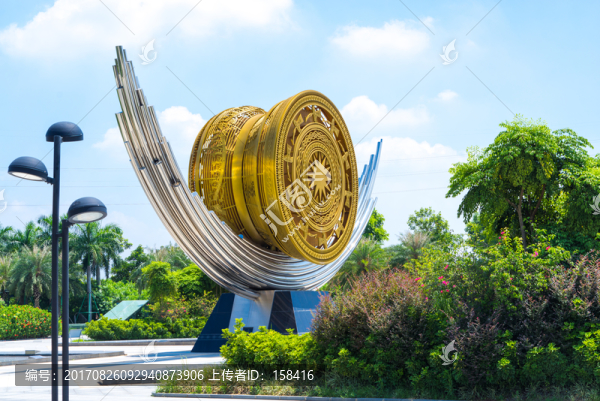 南寧東站北廣場(chǎng)銅鼓雕塑壯韻洞天
