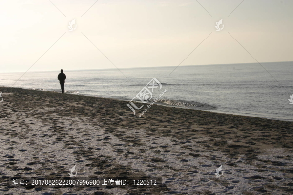 海邊孤獨(dú)的人