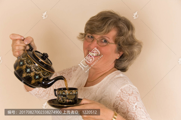 女人倒茶