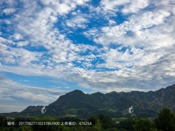 藍(lán)天白云山峰