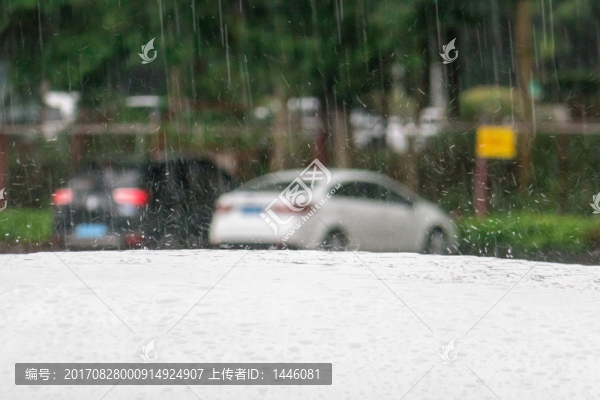 暴雨天的雨水瞬間