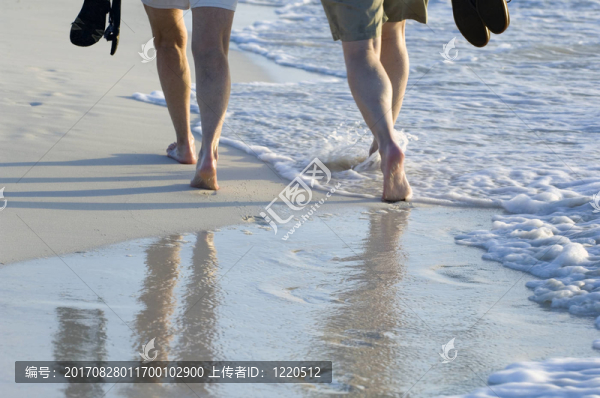 在海邊散步