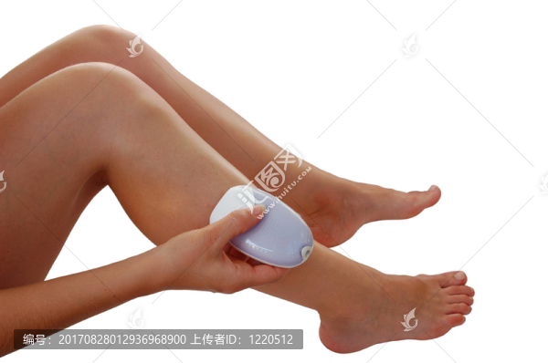 在脫毛的年輕女子