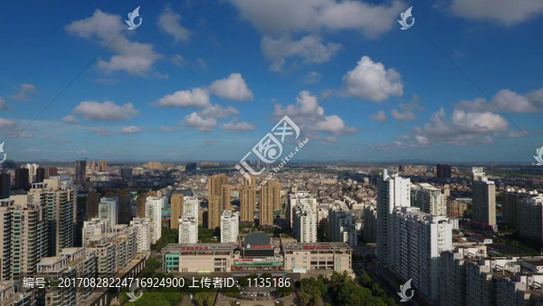 藍天白云下的城市