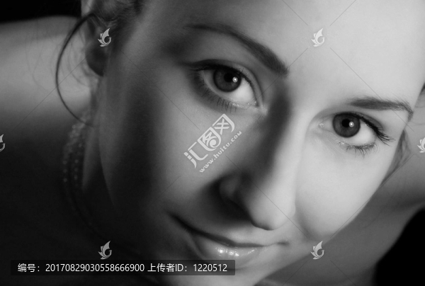 女人笑了