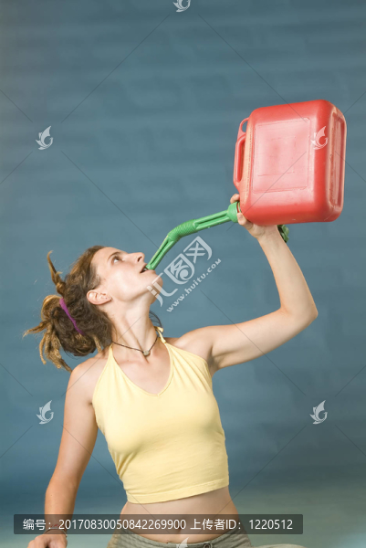 女人罐裝飲料