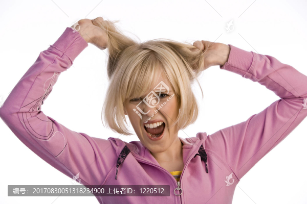 撕裂頭發(fā)的女人
