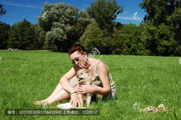 公園里草地上養(yǎng)狗的女主人