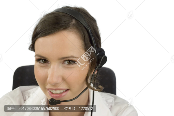 戴耳機的年輕女子
