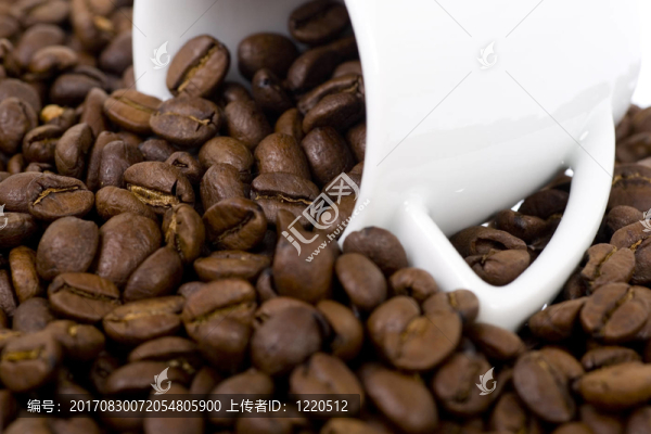 白意大利濃咖啡杯配咖啡豆
