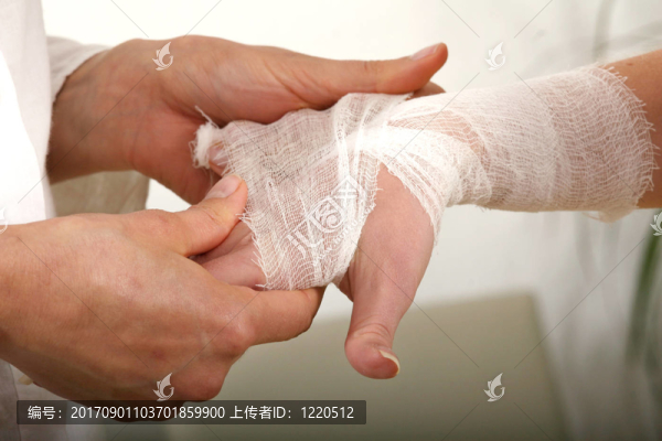 在手腕上做繃帶