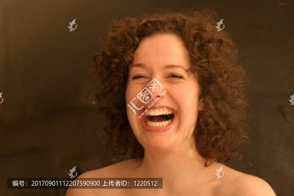 女人笑了