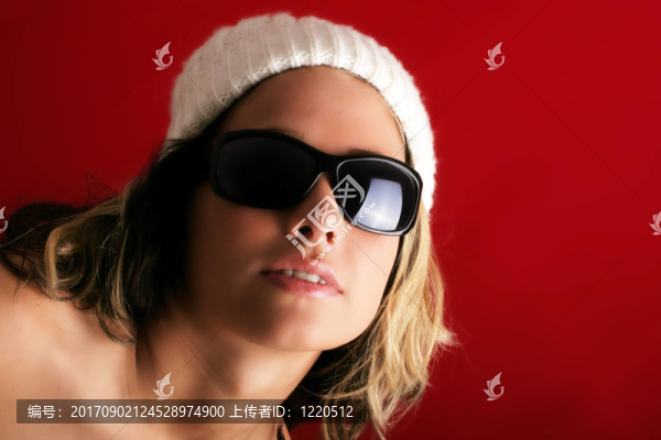 女人笑了