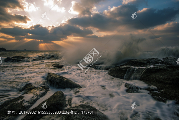 夕陽(yáng)下的海