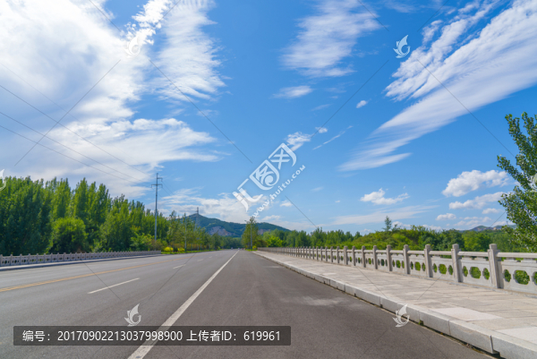 公路藍天白云